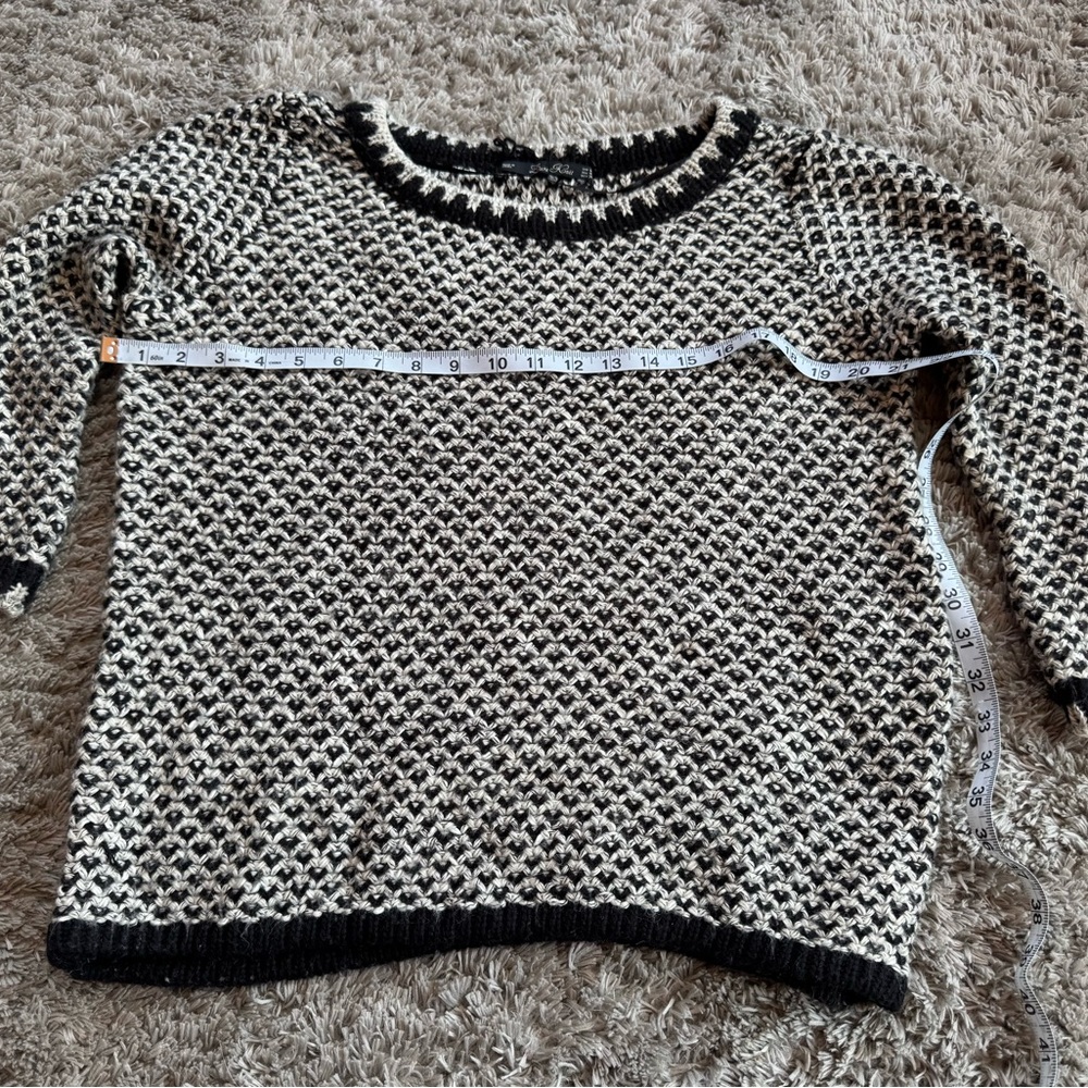 Women’s 3/4 sleeve , crew neck, medium weight sweater size M